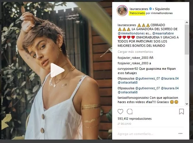 mujer-joven-patrocinando-una-marca